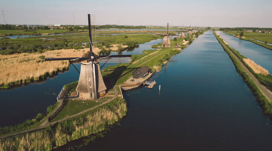 Een Onvergetelijke Waterbus Tour naar Kinderdijk vanuit Rotterdam